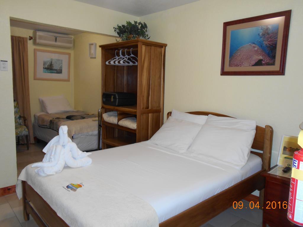 Alan'S Paradise Hotel Placencia Exterior photo