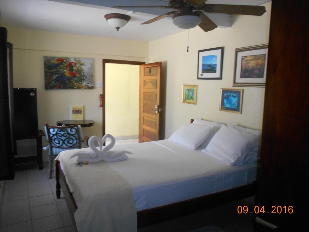 Alan'S Paradise Hotel Placencia Exterior photo