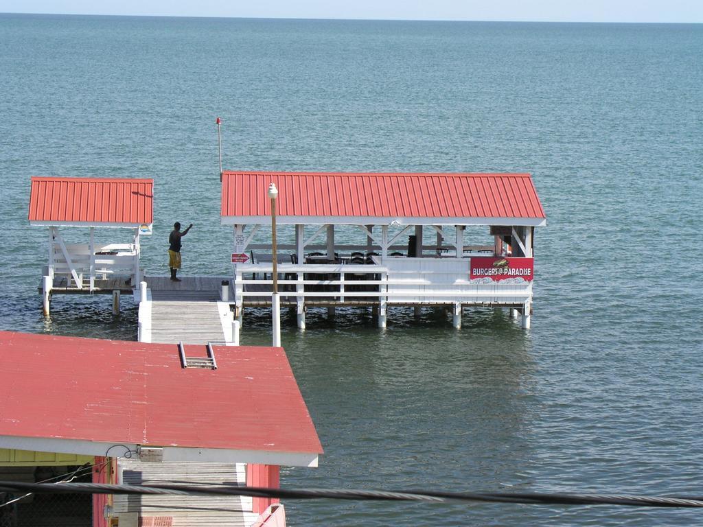 Alan'S Paradise Hotel Placencia Exterior photo