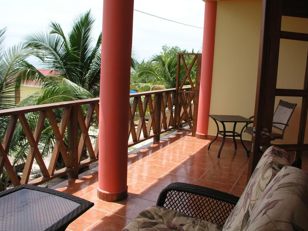 Alan'S Paradise Hotel Placencia Exterior photo