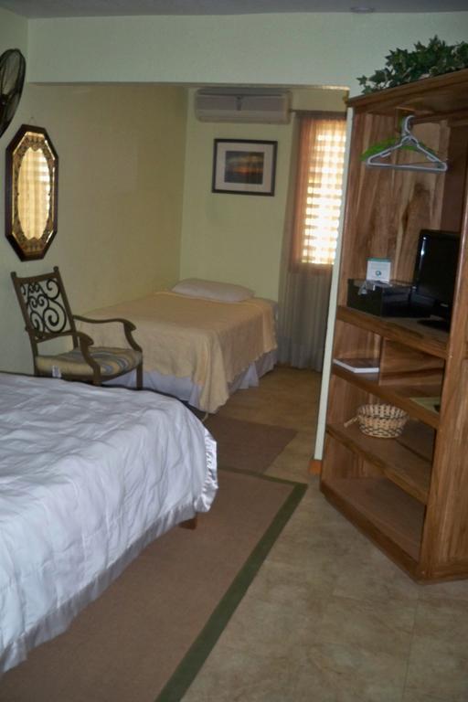 Alan'S Paradise Hotel Placencia Room photo