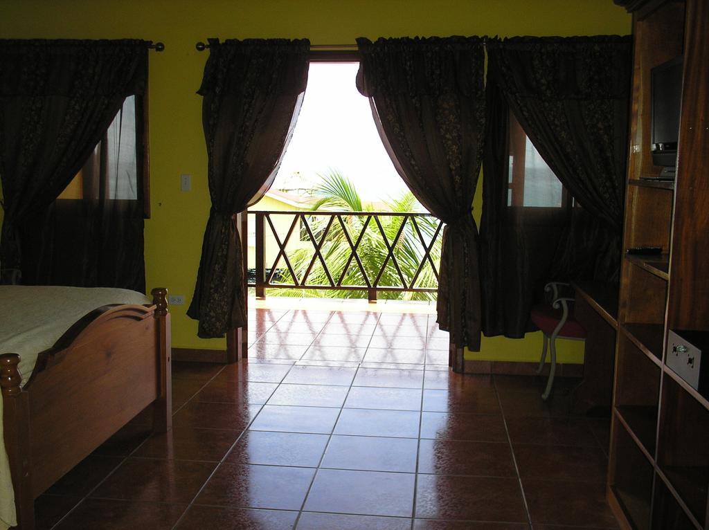 Alan'S Paradise Hotel Placencia Room photo