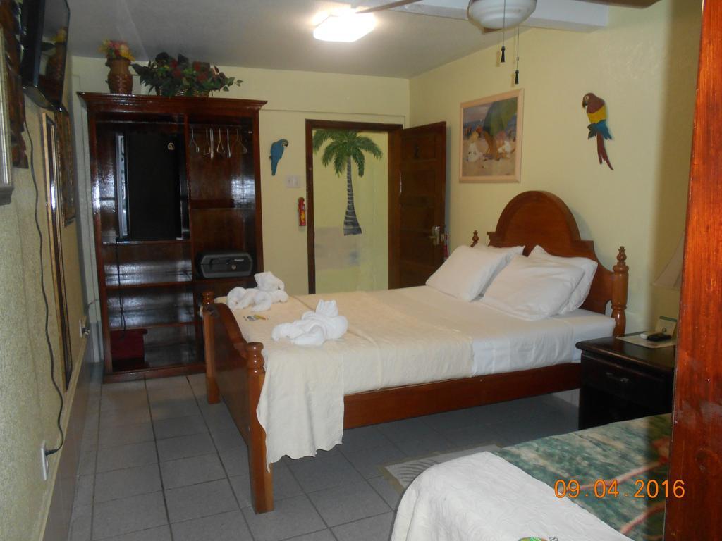 Alan'S Paradise Hotel Placencia Exterior photo