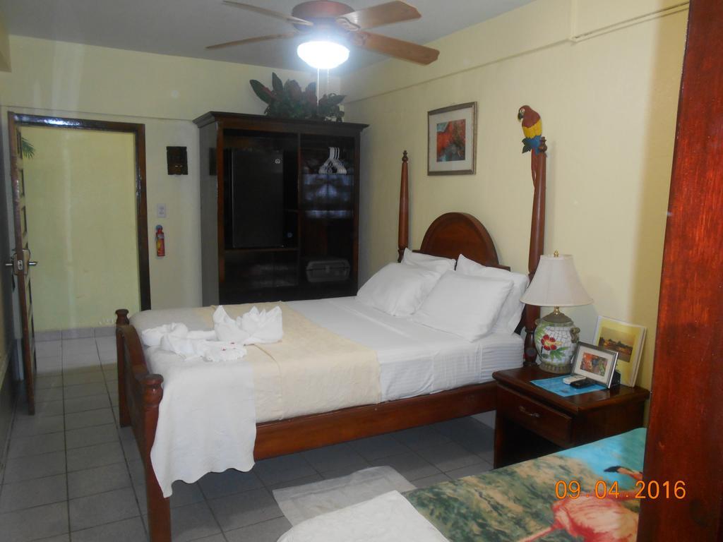 Alan'S Paradise Hotel Placencia Exterior photo