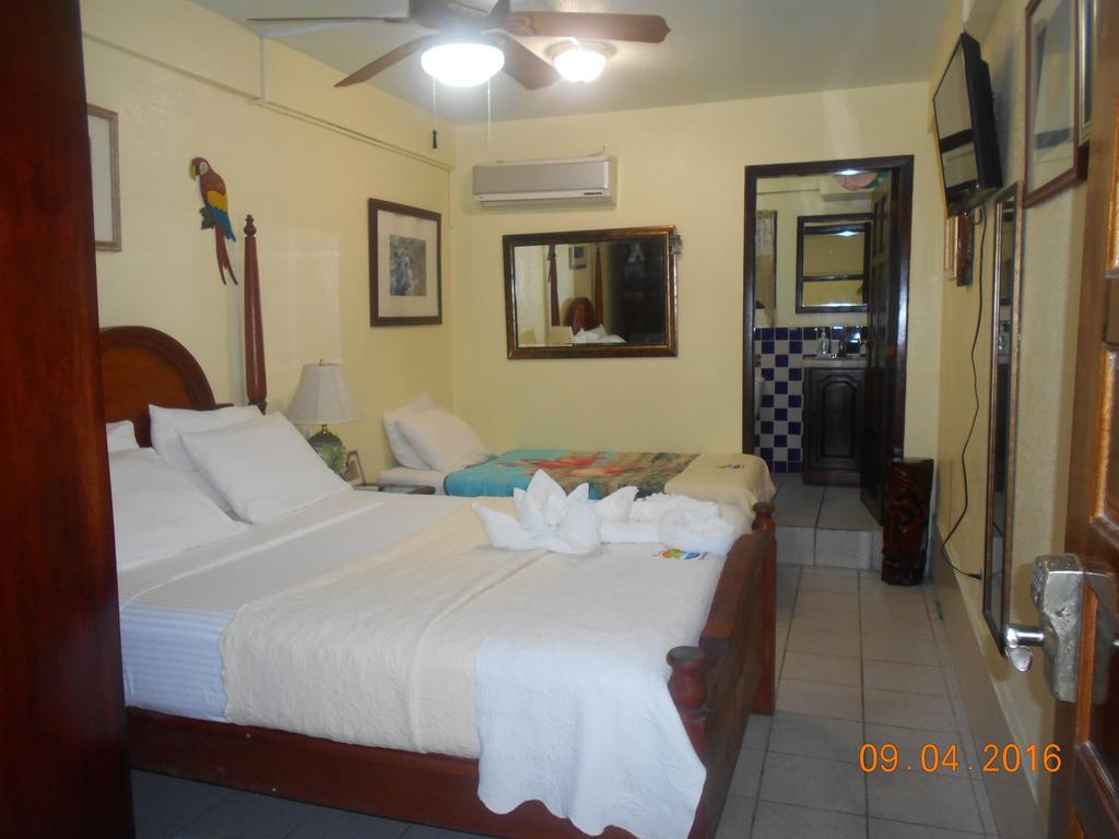 Alan'S Paradise Hotel Placencia Exterior photo
