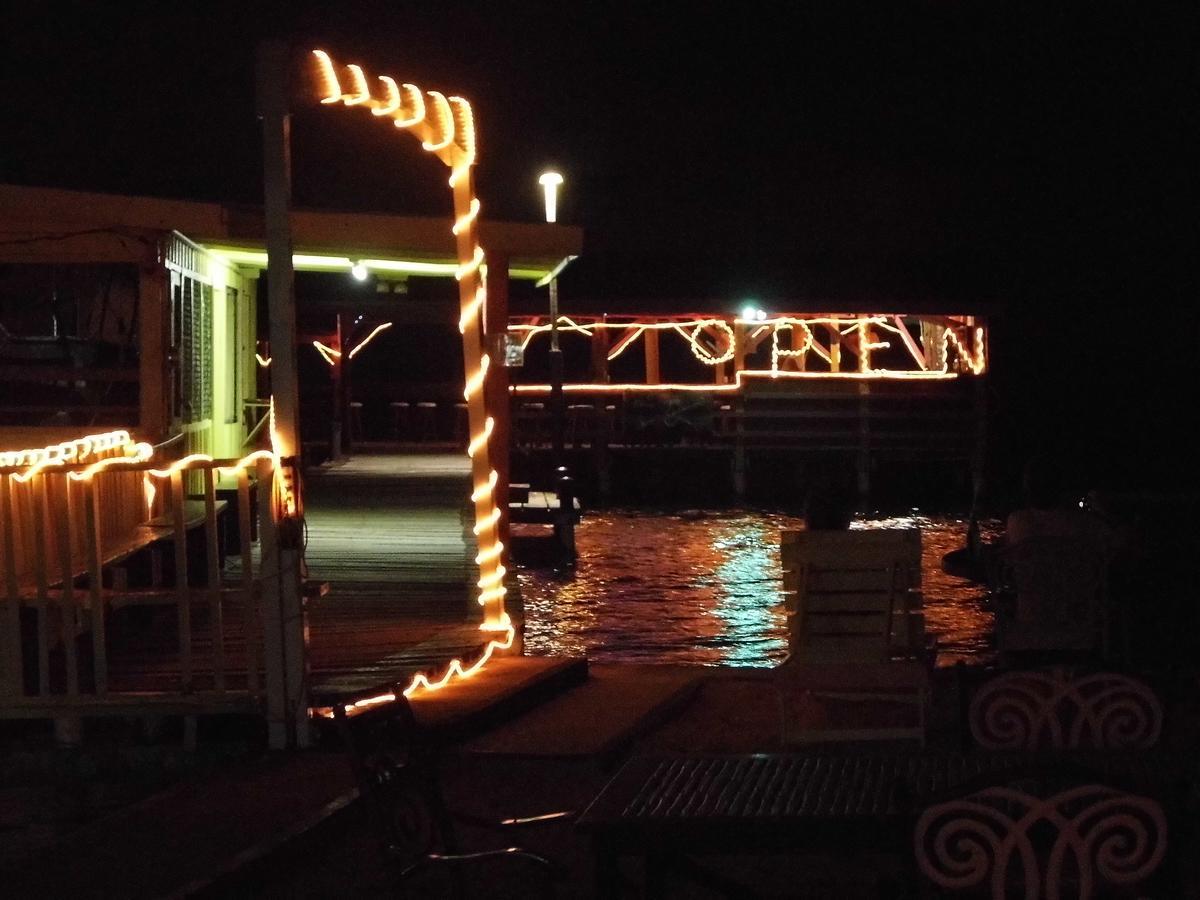 Alan'S Paradise Hotel Placencia Exterior photo